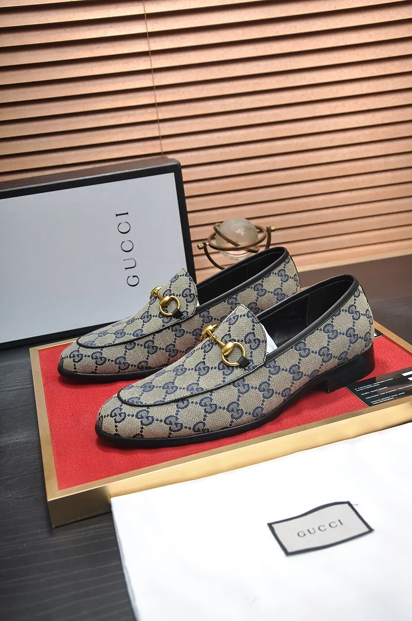 Men's shoes💰500💶Italy's top luxury men's shoe giant (GUCCI) (Gucci) (full cowhide lining) new arrival🍃Original European style🔰 Pleasant to the eye😍In order to make the shoes more durable and non-deformable🌀The production continues to follow traditional methods but there is still no lack of innovation💪Choose original sheepskin for the leather♻️ Smooth and natural And extra bright ⭐Made of imported cowhide, the first choice of rich people 38-45 (45 customized)